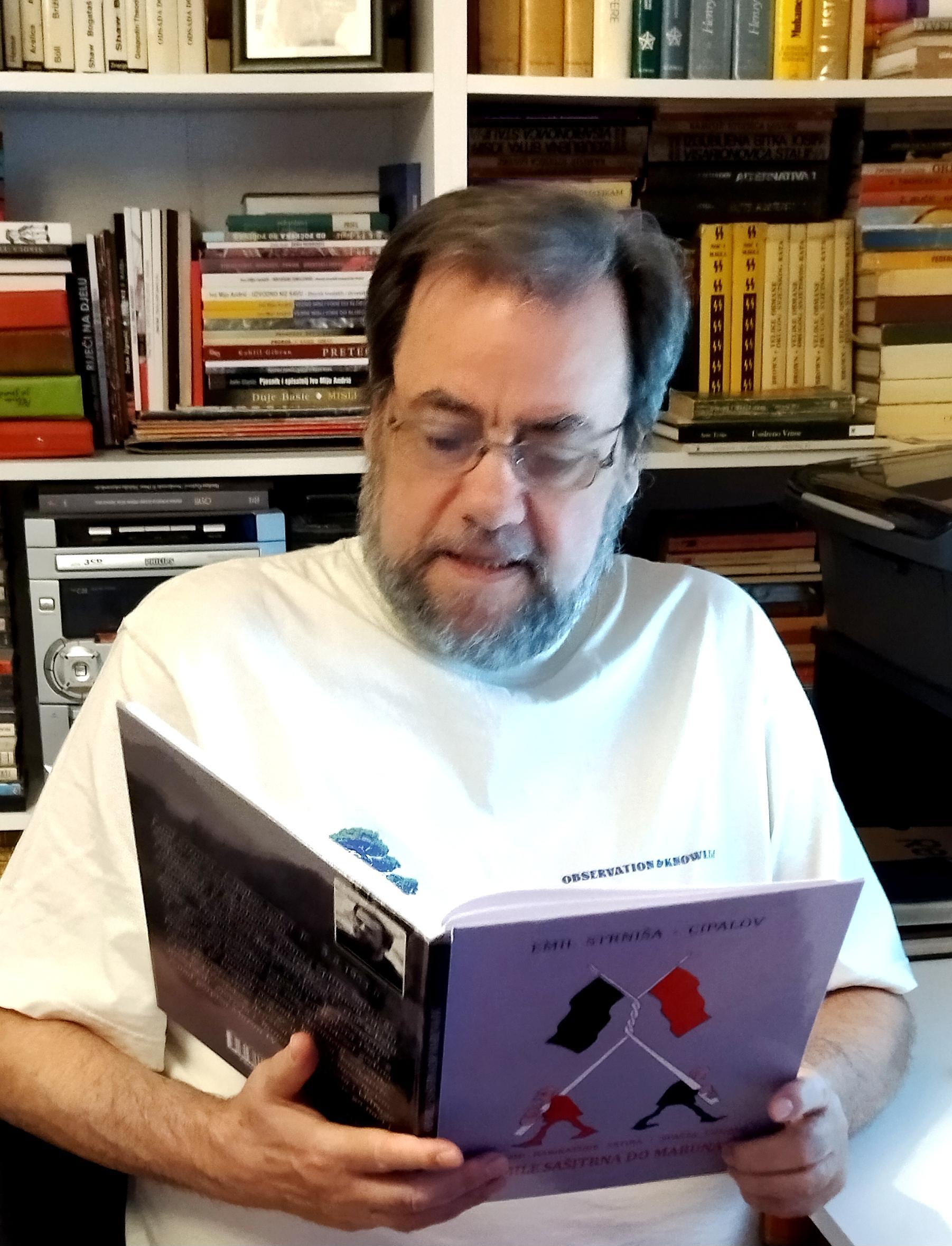 Emil Strnia s knjigom